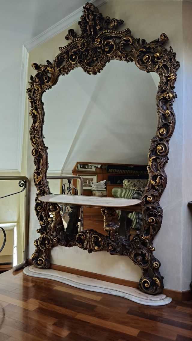 Specchiera con base in marmo rosé del Portogallo