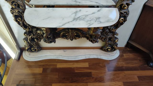 Specchiera con base in marmo rosé del Portogallo