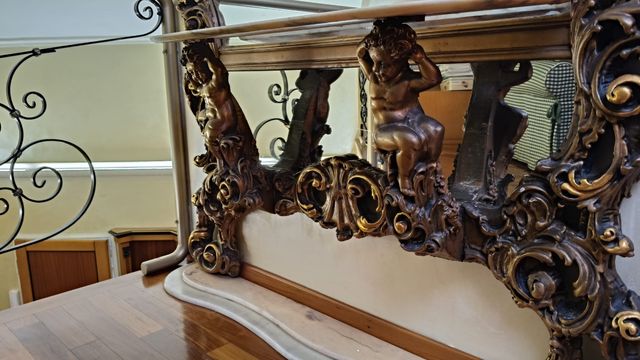 Specchiera con base in marmo rosé del Portogallo