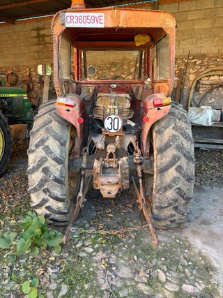 Tractor EBRO con cultivador por jubilacion