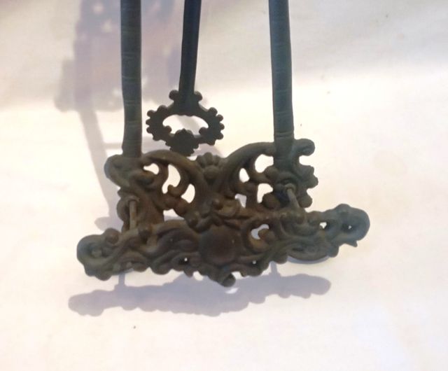 Antiguo atril de forja....caballete de hierro