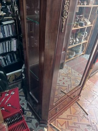 Vitrina de cristal con un cajón vintage 