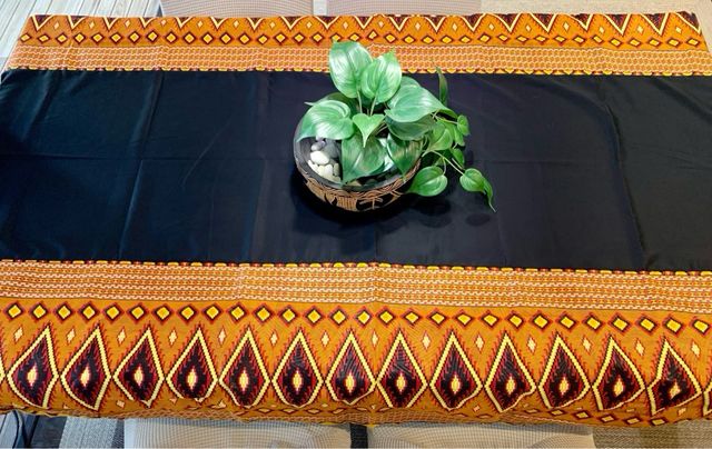 Mantel africano con camino de mesa incorporado