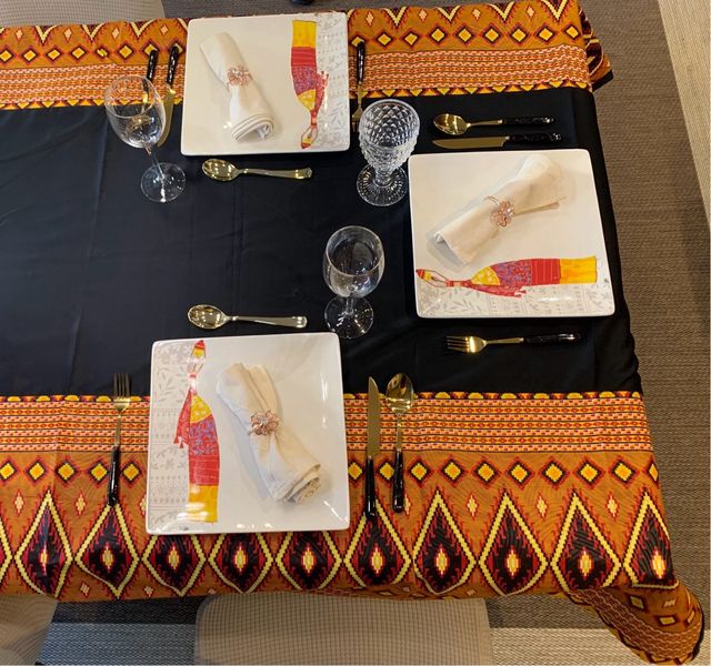 Mantel africano con camino de mesa incorporado