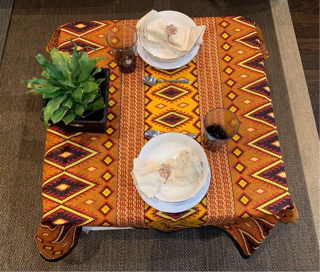 Mantel africano con camino de mesa incorporado