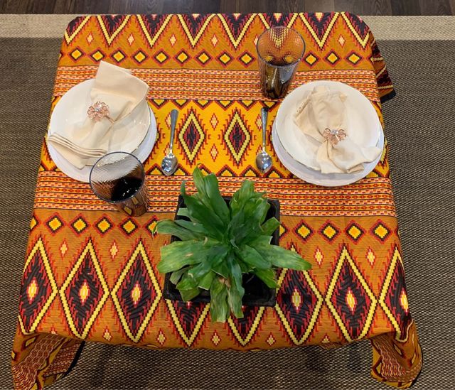 Mantel africano con camino de mesa incorporado