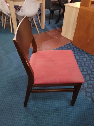 SILLA CON TAPIZADO ROJO