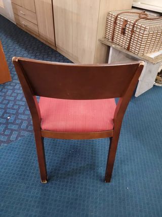 SILLA CON TAPIZADO ROJO