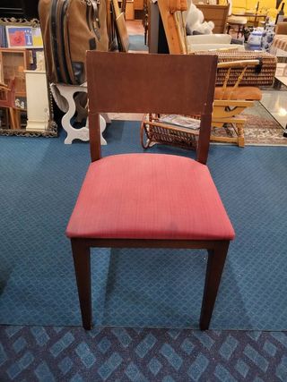 SILLA CON TAPIZADO ROJO