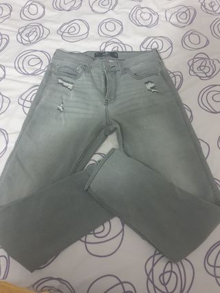Pantalón vaquero Hollister gris.