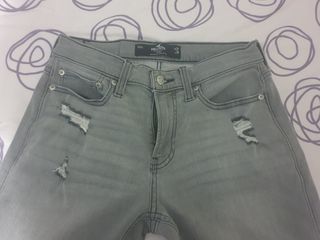 Pantalón vaquero Hollister gris.
