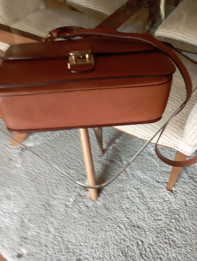 Bolso de mano y hombro ,marca Barada