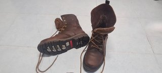 - Botas marrones de 7 agujeros.