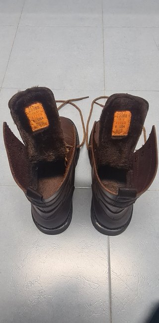 - Botas marrones de 7 agujeros.