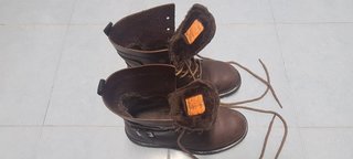 - Botas marrones de 7 agujeros.