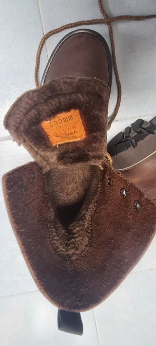 - Botas marrones de 7 agujeros.