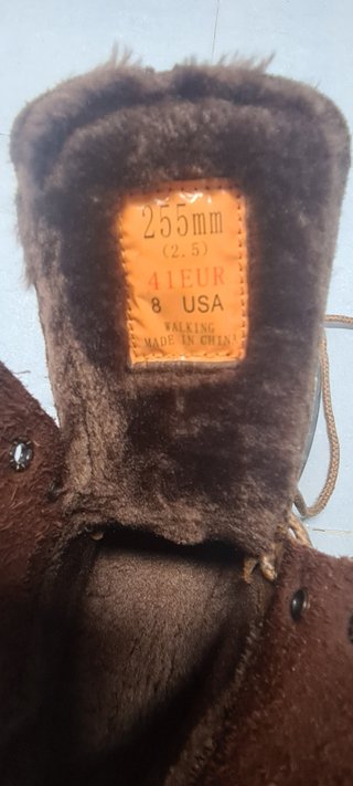- Botas marrones de 7 agujeros.