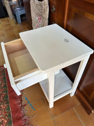 Mesita de noche blanca