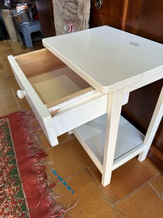 Mesita de noche blanca