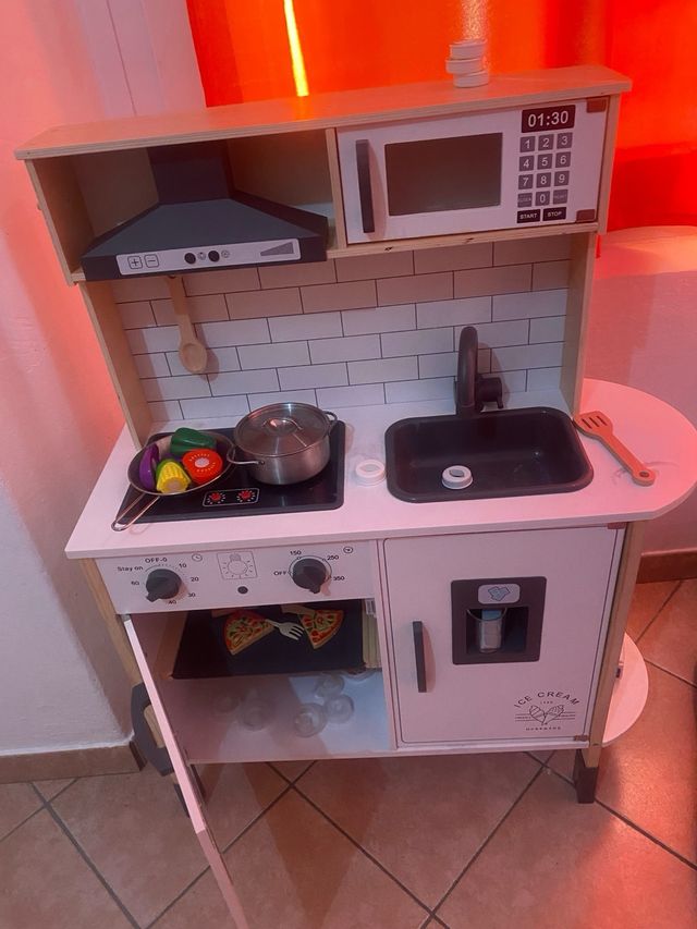 Cucina giocattolo 