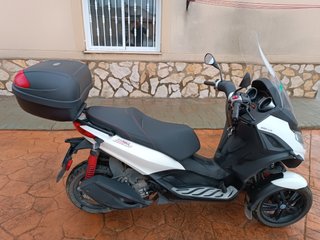 Moto Piaggio MP3 300.