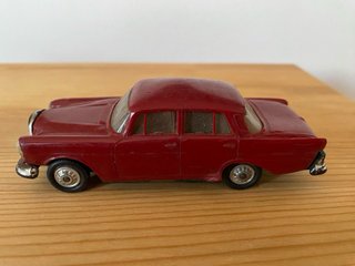 Coche de juguete antiguo