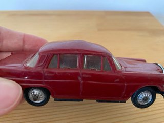 Coche de juguete antiguo