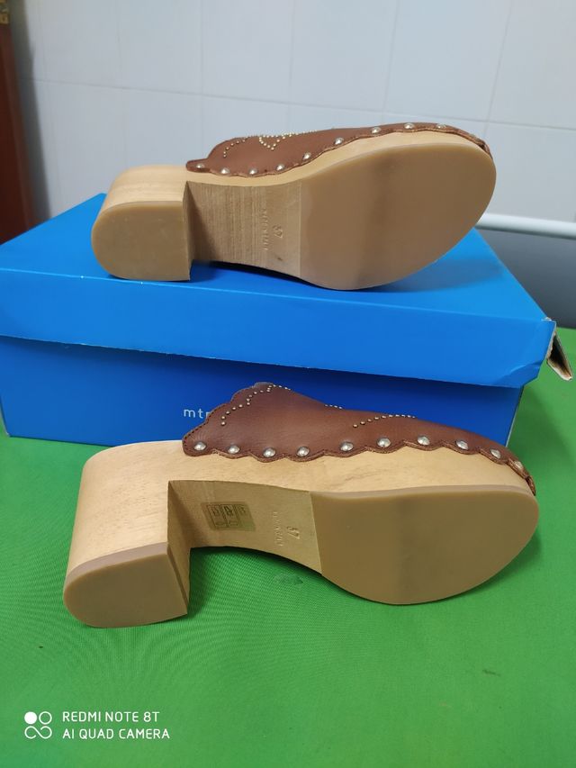 Zuecos piel y madera Ras