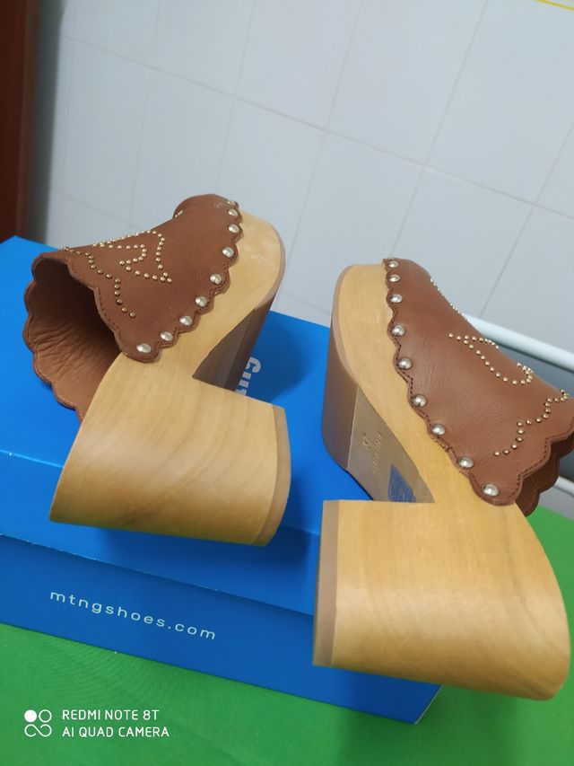 Zuecos piel y madera Ras