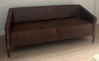 SOFA CUERO ENVEJECIDO MARRON CHOCOLATE.