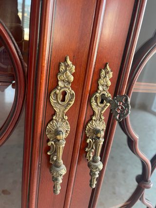 Vitrina aparador de madera maciza color caoba.