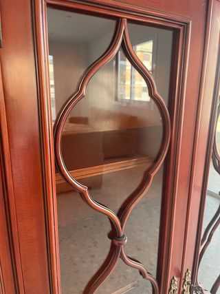 Vitrina aparador de madera maciza color caoba.