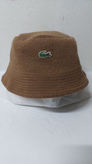 Gorro Lacoste.