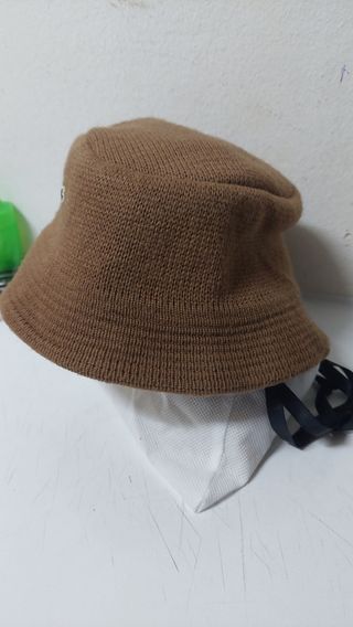 Gorro Lacoste.