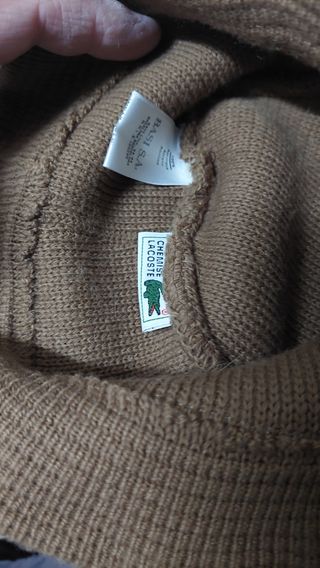 Gorro Lacoste.