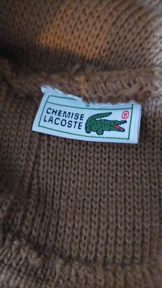 Gorro Lacoste.