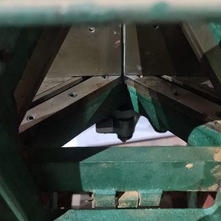 Máquina de corte de ingletes accionada con el pie