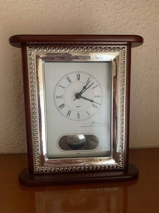 bonito reloj en madera y plata de ley