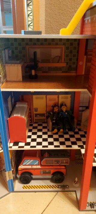 Casita de madera policía y bombero