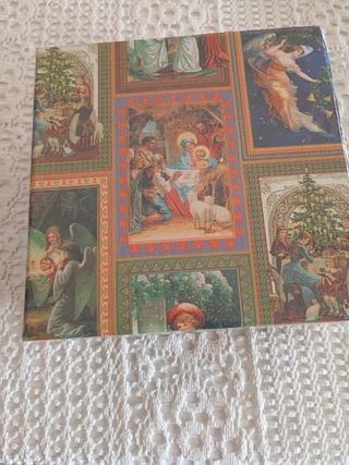 Scatola con decorazioni natalizie