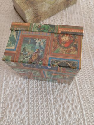 Scatola con decorazioni natalizie