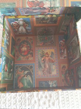 Scatola con decorazioni natalizie