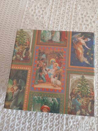 Scatola con decorazioni natalizie