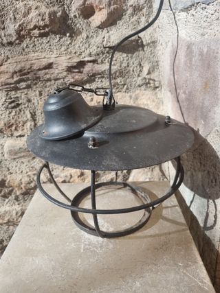 Lámpara de metal antigua exterior