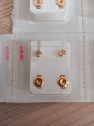 Pendientes estériles dorados