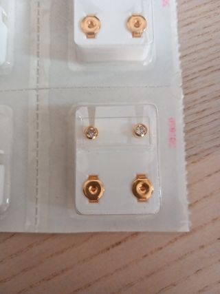Pendientes estériles dorados