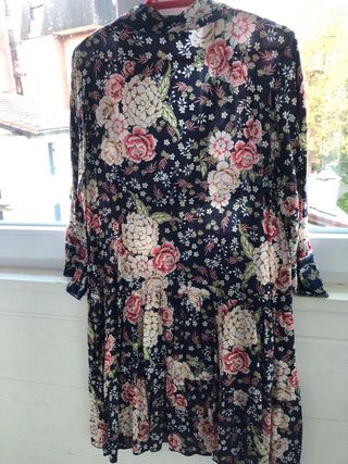 Vestido flores y puntillas 