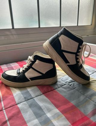 Bambas negras y blancas de bota