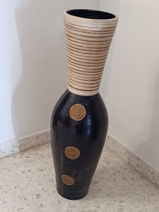 Jarrón de pie y flores de regalo