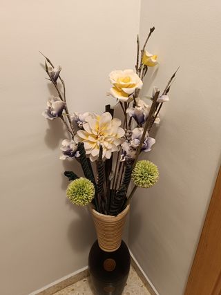 Jarrón de pie y flores de regalo